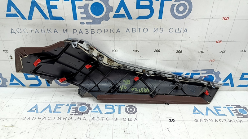 Накладка центральной консоли правая Toyota Venza 21-24 кожа, коричневая, царапины, надломаны крепления