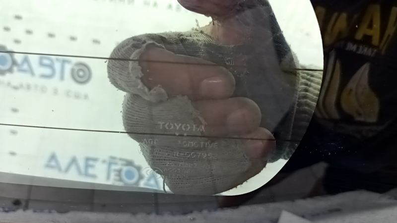 Стекло двери багажника Toyota Prius с небольшими царапинами
