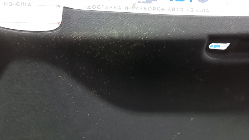 Сторона обшивки потолка Toyota Venza, видно легкое загрязнение и мелкие царапины на поверхности.