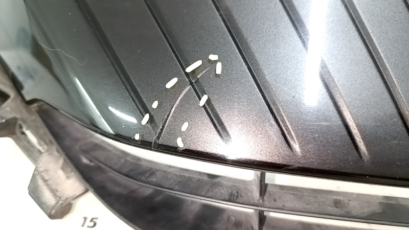 Решетка радиатора grill Toyota Venza 21-24 песок, трещина, царапины