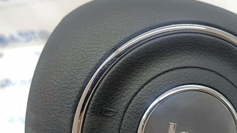 Детализированный ракурс logo Jeep на подушке безопасности; минимальные следы использования.