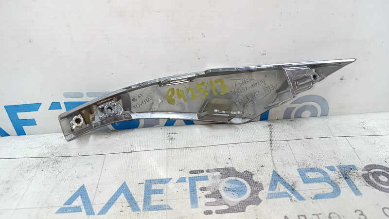 Молдинг переднего бампера нижний правый Toyota Venza 21-24 хром, песок
