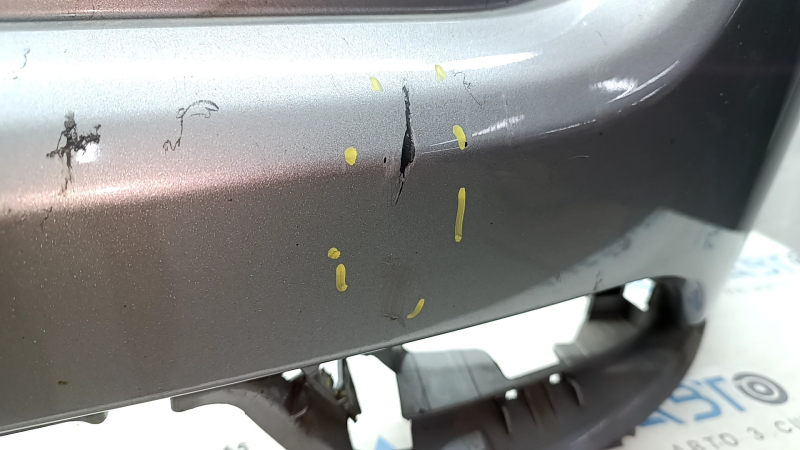 Детальный подтек краски на заднем бампере Jeep Compass, требуется ремонт.