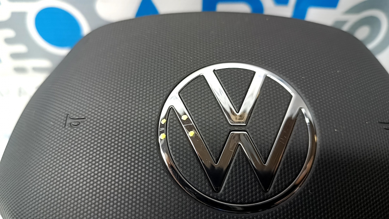 Логотип Volkswagen на подушке airbag, деталь в проверенном состоянии.