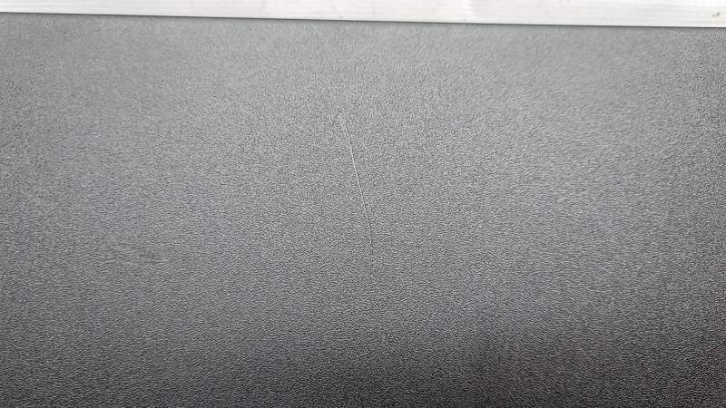 Крупный план с царапиной на обшивке двери багажника Volkswagen ID.4 2021.
