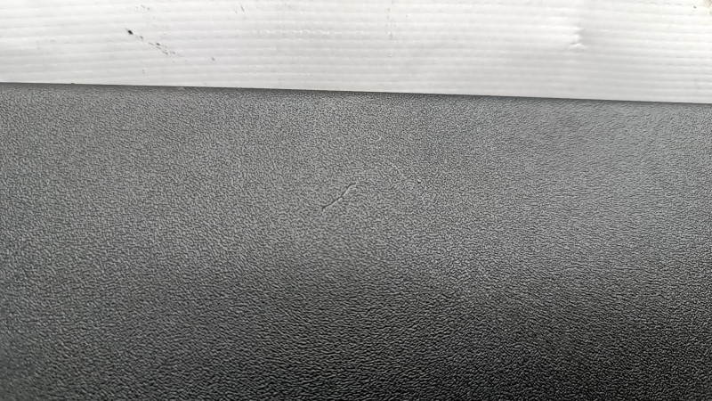 Крупный план повреждения на верхней части обшивки двери багажника Volkswagen ID.4.