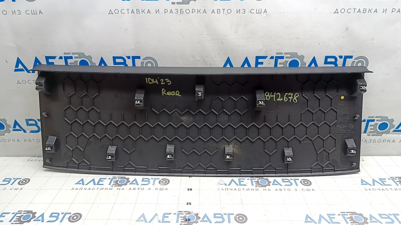 Обшивка двери багажника ID.4 2021, вид сзади.