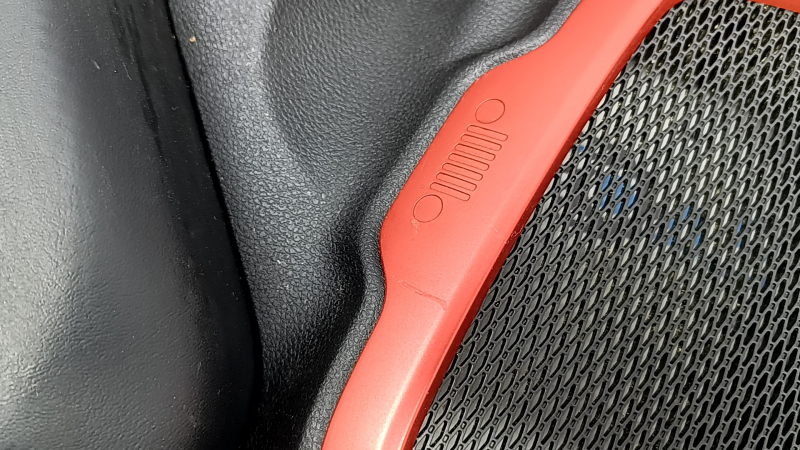 Закрытый ракурс на динамик обшивки двери задней правой Jeep Renegade, детали в хорошем состоянии.