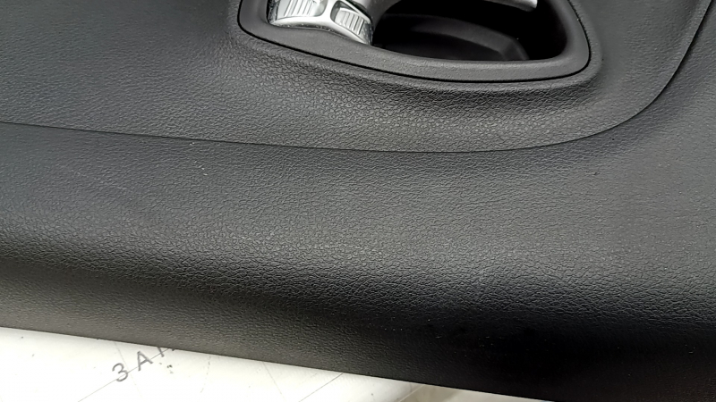 Обшивка двери карточка задняя правая Jeep Renegade 15-23 TRH черная с черной вставкой, подлокотник кожа черный, накладка динамика красная, с ручкой, царапины