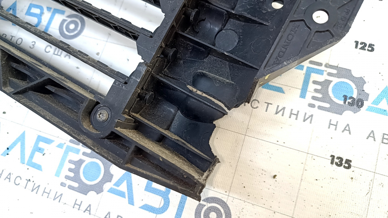 Поврежденная область жалюзи дефлектора радиатора на Honda CR-V, детали подлежат ремонту.