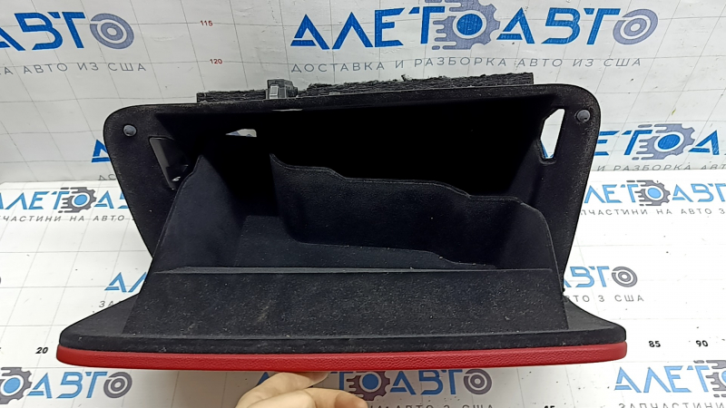 Перчаточный ящик, бардачок Alfa Romeo Stelvio 18-21 красный, потерта ручка