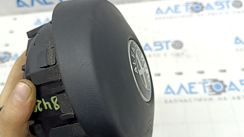 Подушка безопасности airbag в руль водительская Alfa Romeo Stelvio 20-25 черная, царапины