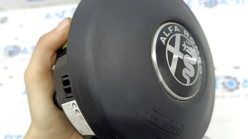 Подушка безопасности airbag в руль водительская Alfa Romeo Stelvio 20-25 черная, царапины