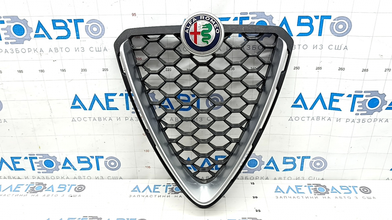 Решетка радиатора grill в сборе Alfa Romeo Stelvio 18-22 с эмблемой, песок