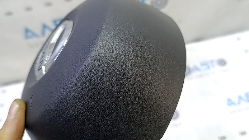 Элемент подушки безопасности с ракурса, подчёркивающий форму для Nissan Rogue Sport 2017-2022.