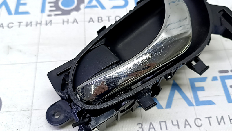 Ручка двери внутренняя передней левой Nissan Rogue Sport 17-23 хром, царапины