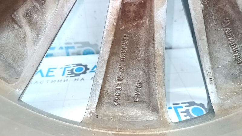 Близкий план маркировки на диске, оригинальный для Mercedes W167.