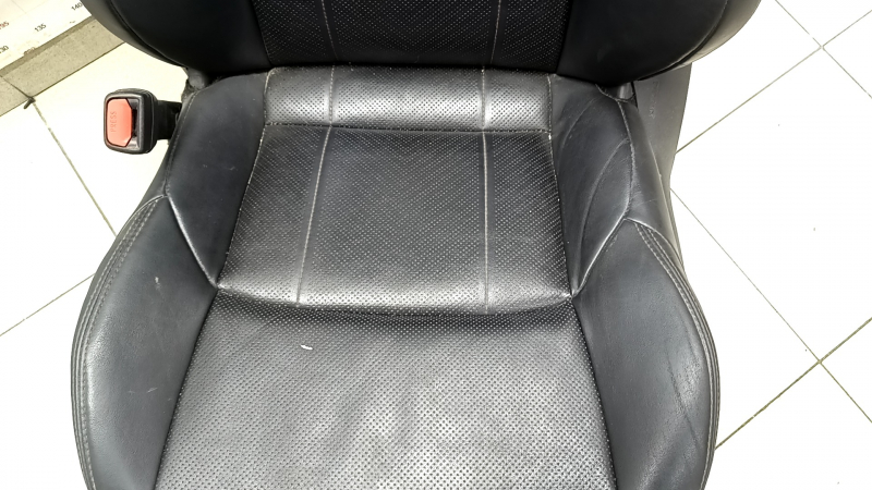 Водительское сидение Toyota Venza 21-24 электро, с airbag, кожа черная, подогрев, вентиляция, перфорация, XLE, под химчистку, царапины