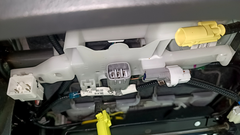 Крупный план разъёмов и подключения на сиденье пассажира Toyota Venza.