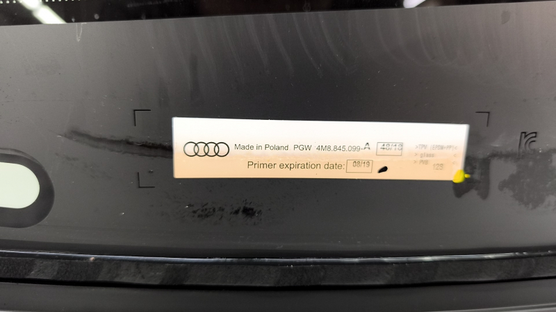 Лобовое стекло Audi Q8 19-26 с подогревом камеры, PGW, песок, царапины на стекле