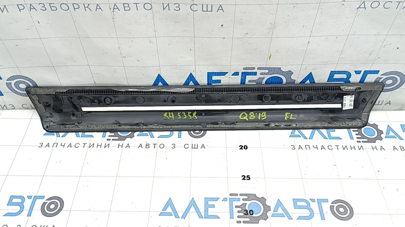 Накладка порога передняя левая внешняя Audi Q8 19-26 черная с хромом, царапины