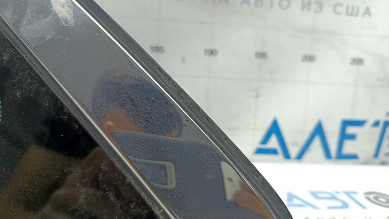 Угол форточки задней левой Kia Niro с проявившимися следами использования