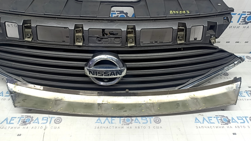 Решетка радиатора grill в сборе со значком Nissan Quest 12-14 с камерой и с молдингом, сломаны крепления, потерта, нет фрагмента, сломаны креления, полез хром