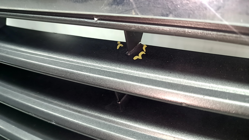 Решетка радиатора grill в сборе со значком Nissan Quest 12-14 с камерой и с молдингом, сломаны крепления, потерта, нет фрагмента, сломаны креления, полез хром