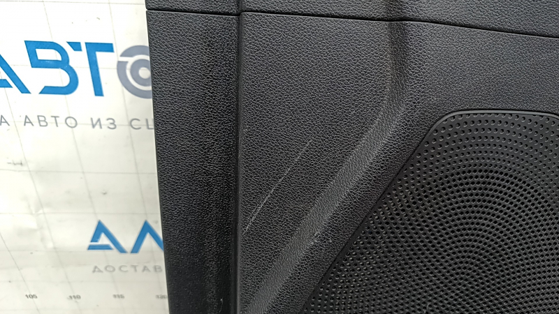 Ближний план на удар на обшивке передней правой двери Kia Niro.