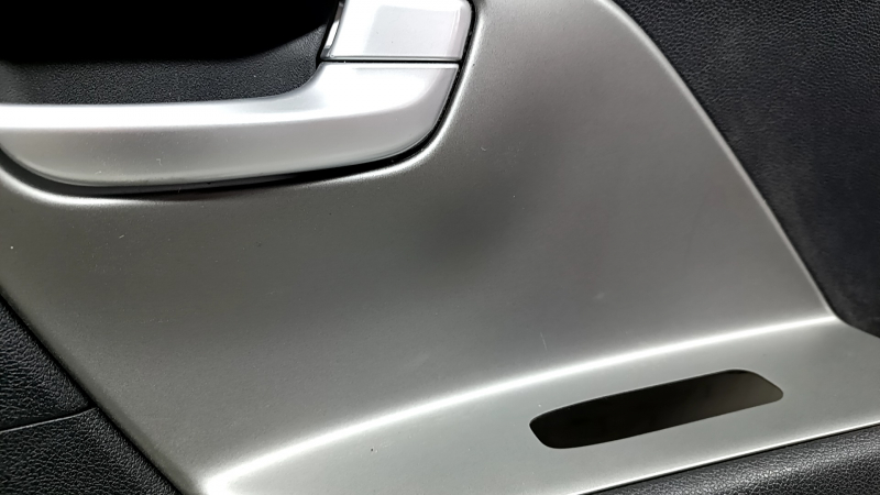 Деталь обшивки с фрагментом подлокотника Kia Niro, требует внимания к косметическим недостаткам.