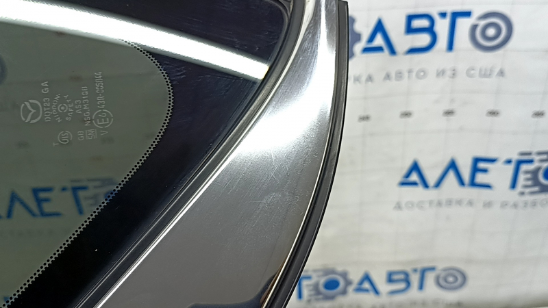 Качественное стекло с царапинами, подходящее для Mazda CX-5, видно оригинальную маркировку.