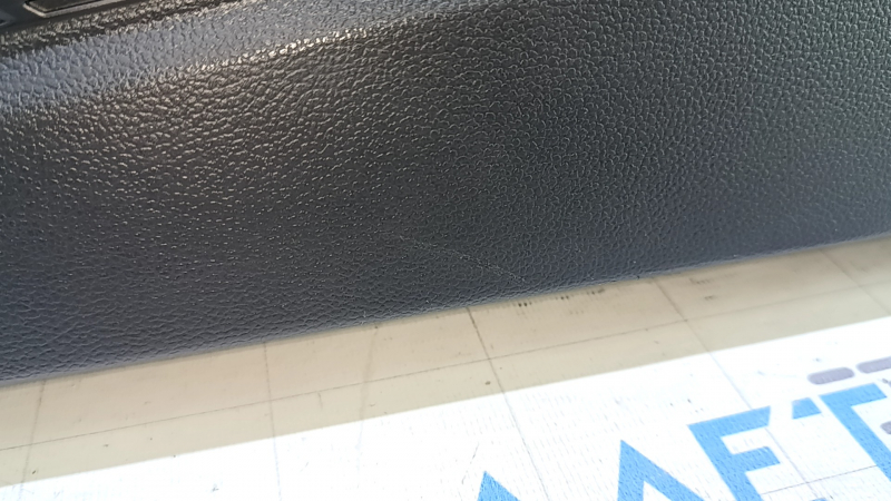 Крупный план на повреждения материала обшивки двери правой передней, на Volkswagen Jetta 2019-2026.