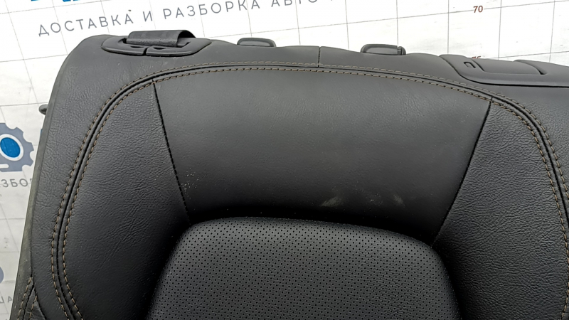 Вид на верхнюю часть спинки заднего ряда сидений для Mazda CX-5, необходима чистка