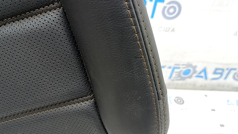 Крупный план перфорированной кожи сидения Mazda CX-5 с коричневой строчкой