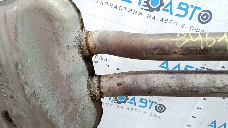 Крупный план дефектов на выпускной трассе с бочками Audi A6 C7 16-18 2.0T AWD