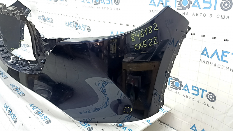 Бампер для Mazda CX-5 2022-2025 годов, показан сбоку с номером 846182, имеется повреждение.