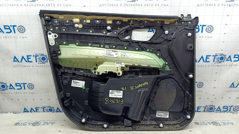 Вид изнутри обшивки двери передней правой Jeep Compass, состояние требует внимания.