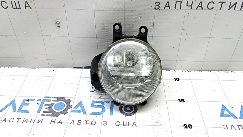 Противотуманная фара птф правая Toyota Prius V 15-17 песок