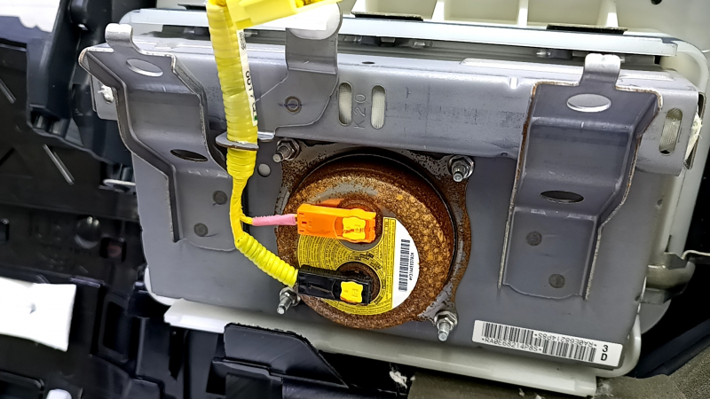 Торпедо передняя панель верхняя часть с AIRBAG Toyota Prius V 12-16 черная, ржавый пиропатрон