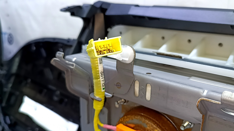 Торпедо передняя панель верхняя часть с AIRBAG Toyota Prius V 12-16 черная, ржавый пиропатрон