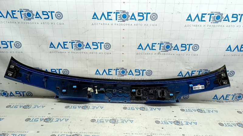 Накладка двери багажника Jeep Compass 22-26 под стеклом с черным молдингом, царапины