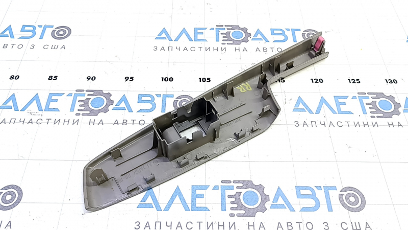 Накладка управления стеклоподъемником двери задней правой Toyota Prius V 12-17 серая, потерта