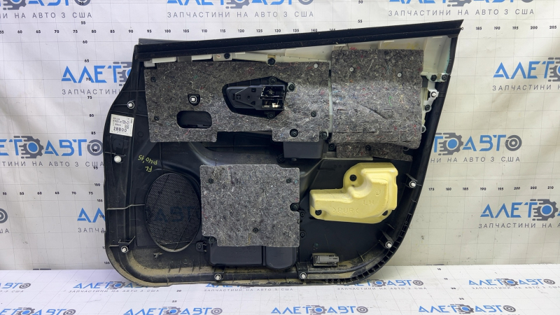 Обшивка передней левой двери Toyota Prius V 2012-2017, видима внутренная сторона с элементами крепежа.