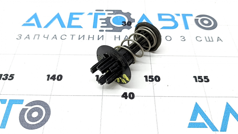 Отбойник капота правый Mercedes W167 GLE 350 450 20-26 на капоте, сломано крепление