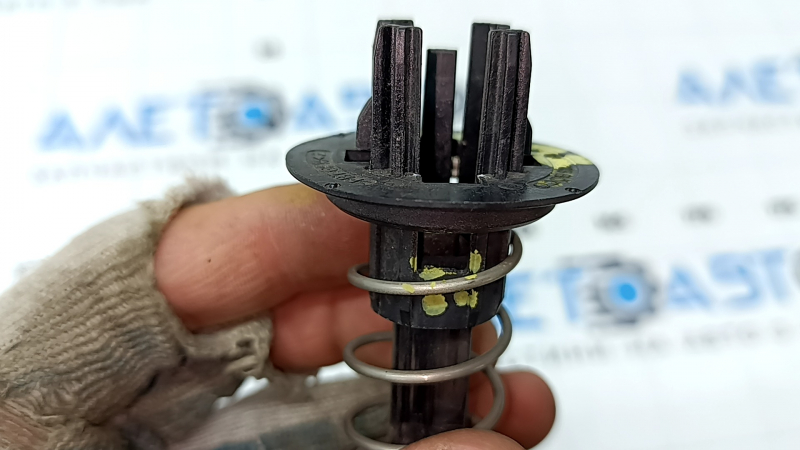 Отбойник капота правый Mercedes W167 GLE 350 450 20-26 на капоте, сломано крепление