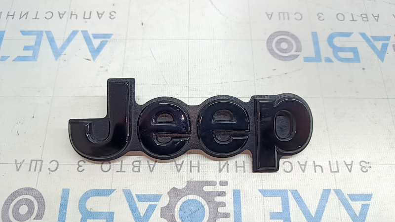 Эмблема двери багажника Jeep Compass 21-26 черный глянец, царапины