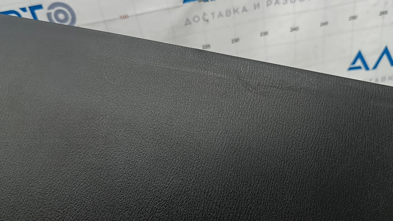 Накладка центральной консоли правая Mazda CX-5 17-25 черная, без каркаса и подлокотника, царапины, потерта