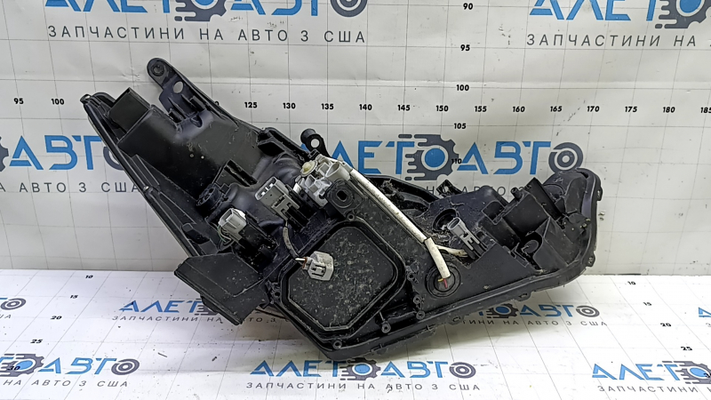 Фара передняя левая Toyota Prius V 15-17 рест LED, повреждения водой, надломано крепление, повреждено хром обрамление