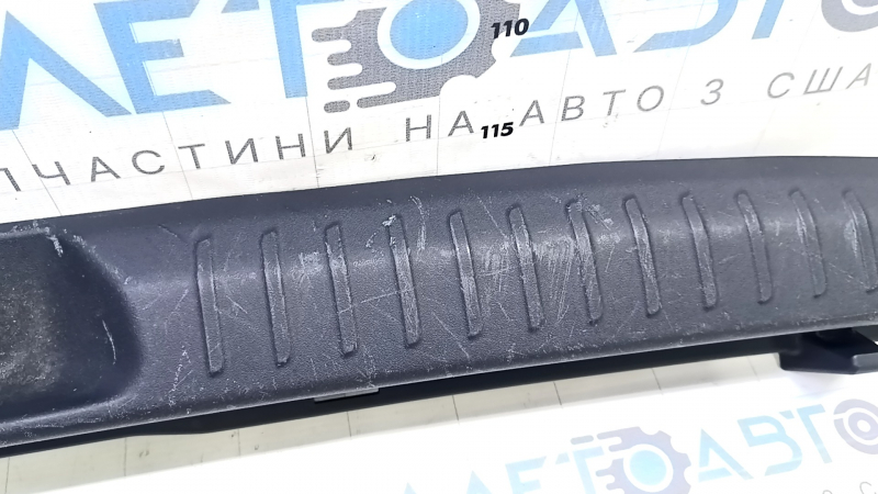Накладка проема багажника Toyota Prius V 15-17 черная, царапины