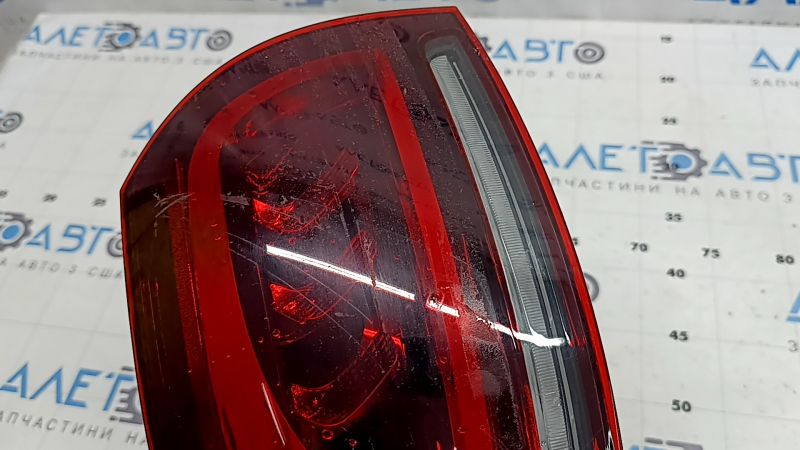 Фонарь Mercedes GLE W167 с водяными повреждениями и царапинами на поверхности.